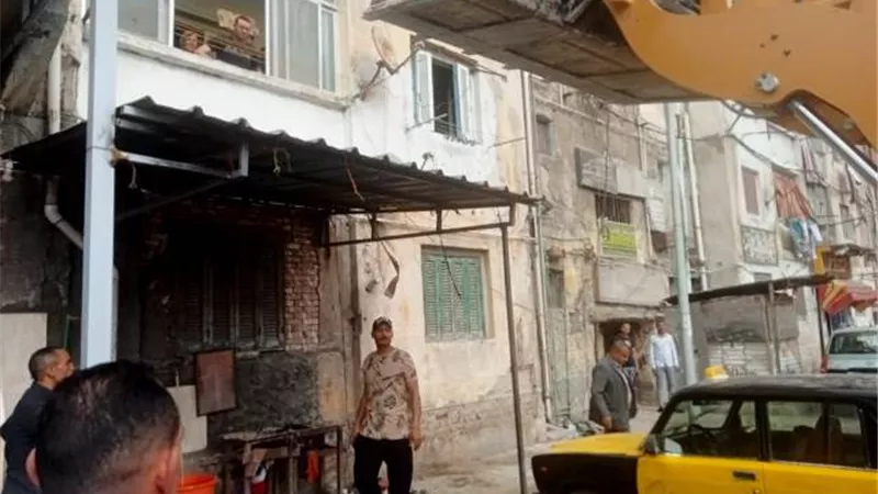 فى واقعة هى الاغرب.. ايقاف بناء حمام علي الرصيف غرب الاسكندريه