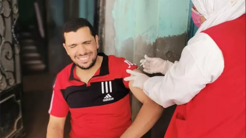 الفرق الطبية بصحة الشرقية تنتشر بالميادين والشوارع الرئيسية لتطعيم المواطنين بلقاح كورونا