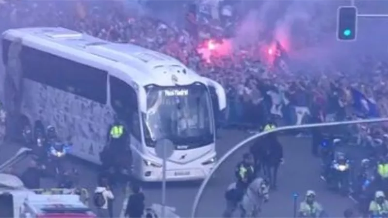 استقبال أسطورى من جماهير ريال مدريد لفريقها قبل صدام مانشيستر اليوم
