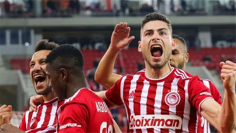 أولمبياكوس يتوج بلقب الدورى اليونانى