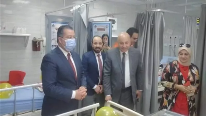 بمناسبة عيد الفطر.. مدير بنها الجامعى يقدم الهدايا لمرضى قسم الأطفال بالمستشفى