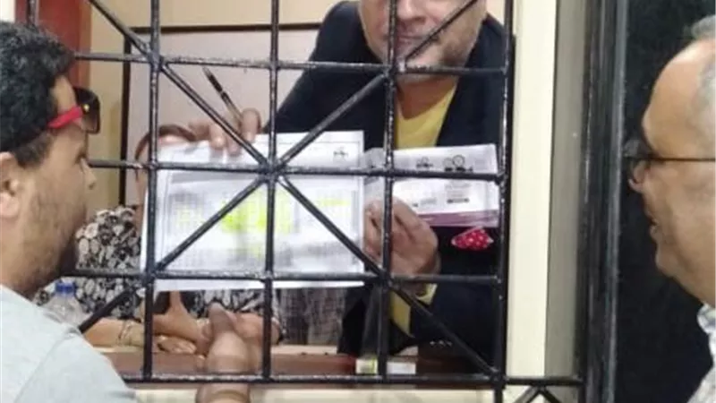 تامر عبد المنعم يقطع التذاكر لجمهور احمد حلمي بسينما الشعب بشبين الكوم