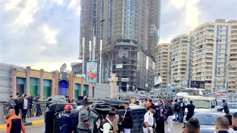 بسبب السرعة.. انقلاب سيارة من اعلي كوبري سيدي جابر