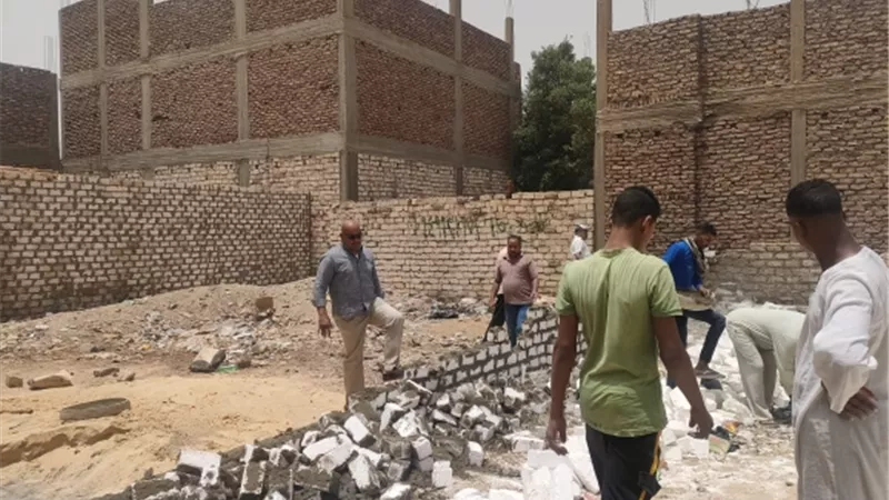 ازالة ٣ حالات تعدى بالبناء المخالف بمدينة الأقصر