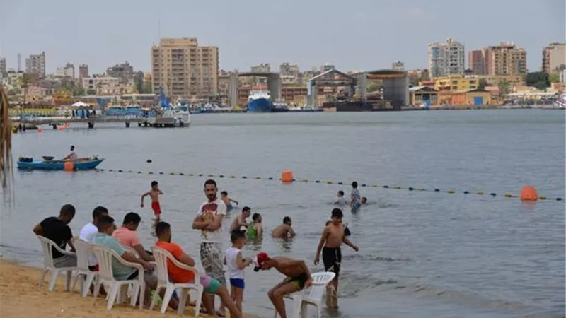 زوار الإسماعيلية يستمتعون بجمال شواطئها خلال عطلة العيد ..صور