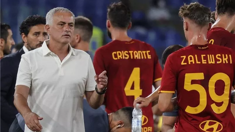 مورينيو يحقق رقماً قياسيًا بعد تأهل روما لنهائى الدورى الأوروبى.. شاهد