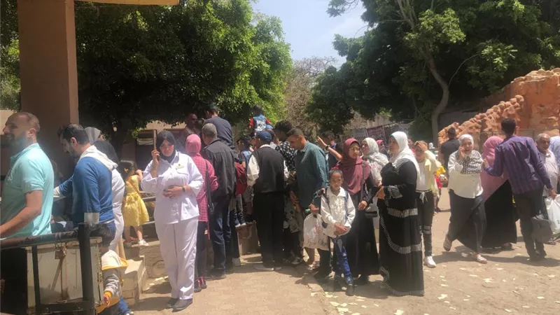 الاف الزائرين يتمتعون بمشاهدة حديقة حيوان الاسكندرية