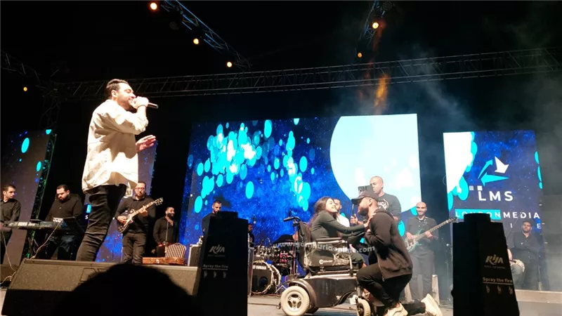 رامي جمال يحقق حلم معجبه من ذوي الهمم ويتألق بأغنية 