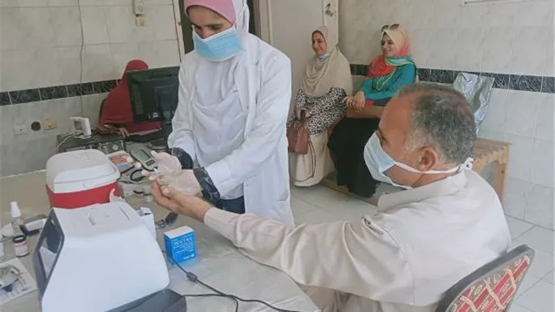 جهود مكثفة للفرق الطبية بالشرقية لفحص المواطنين لعلاج الأمراض المزمنة