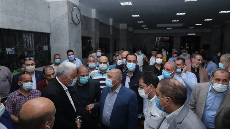 وزير النقل يتابع التشغيل التجريبي للبوابات الالكترونية بمحطة رمسيس ويستقل أحد قطارات المترو من محطة الشهداء حتى شبرا الخيمة
