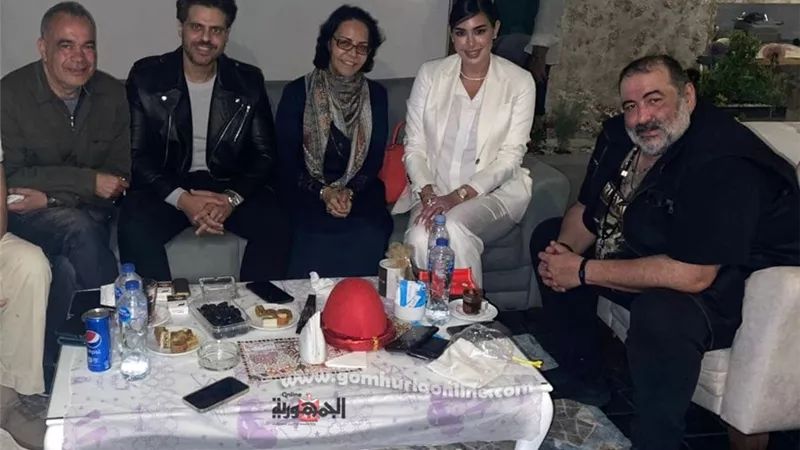 طبيب وفتاة شعبية