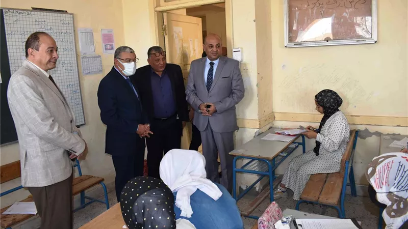 محافظ المنيا يتفقد لجان امتحانات النقل بالمدارس