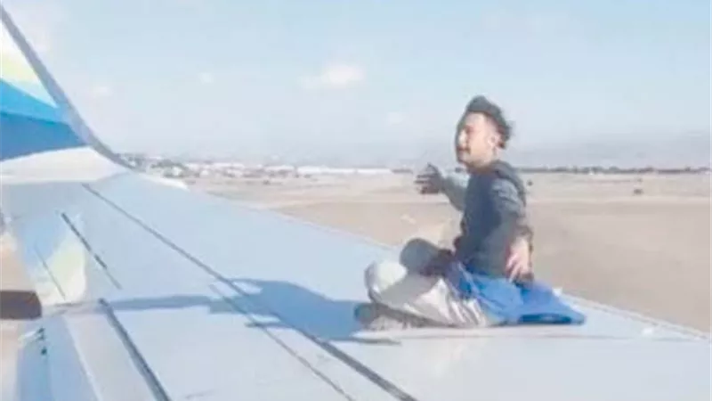 المشي علي جناح طائرة