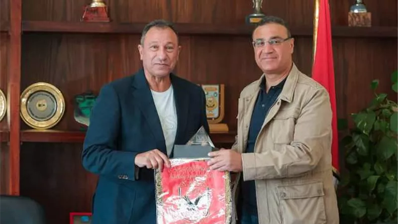 الخطيب يهدي سفير مصر بالجزائر درع وعلم النادي الأهلي