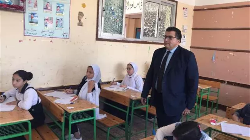 مدير تعليم جنوب سيناء يتابع مدرسة الزهور الإعدادية بنات بالطور