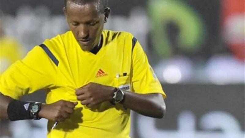 طرد لاعب وفاق سطيف بعد تدخل عنيف مع حسين الشحات.. فيديو
