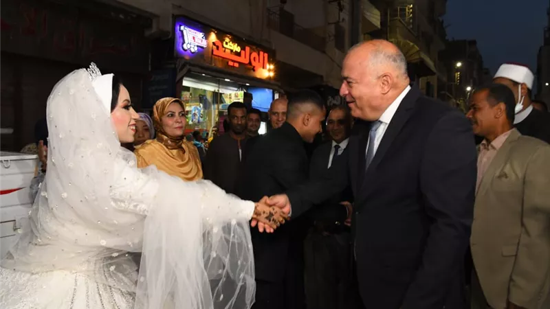 محافظ قنا وكيلا لعروس من فتيات دار الرحمة بنجع حمادي في عقد قرانها