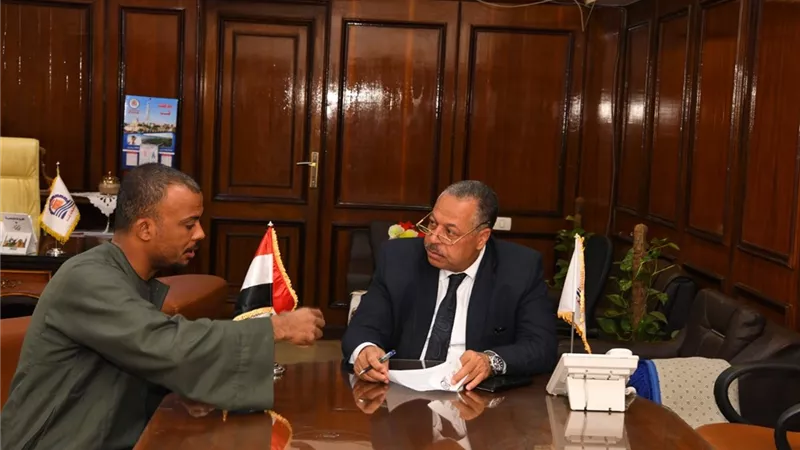 محافظ قنا والسكرتير العام والمساعد يستقبلون المواطنين لبحث شكواهم وحلها الفورى