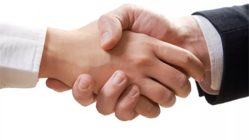 إذا سلَّم المسلم على غيره أو صافحه..هل يغفر الله لهما قبل تفرقهما؟
