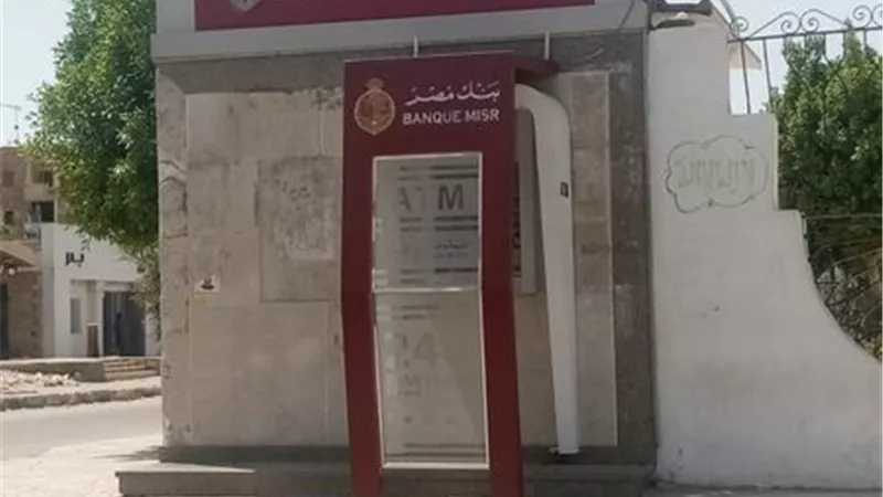 مسارات لذوي الهمم وكبار السن امام ماكينات الصراف الآلي بالإسماعيلية ..صور