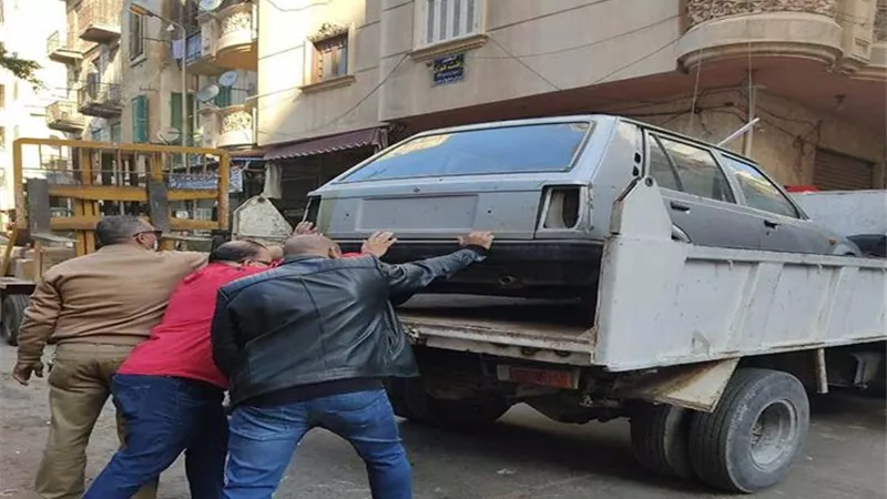 متروكة ومتهالكة.. الداخلية: رفع 65 سيارة من الشوارع