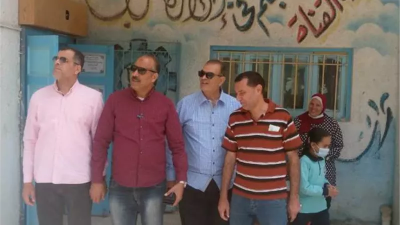 وكيل وزارة التربية والتعليم بالسويس يتفقد لجان امتحانات طلاب النقل