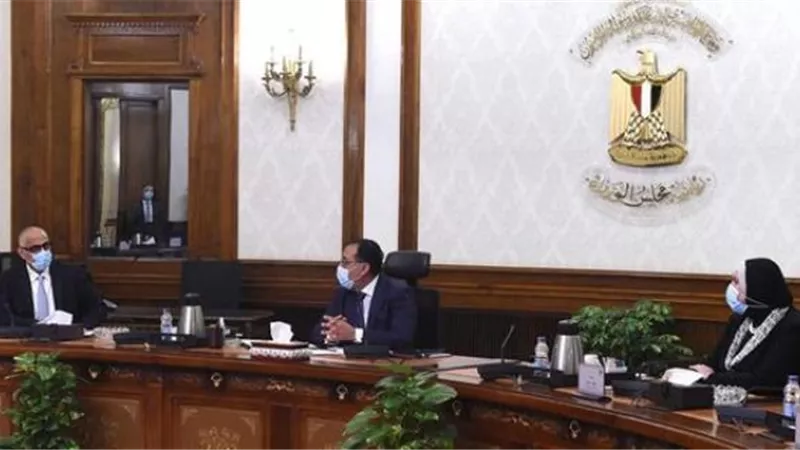 رئيس الوزراء ومحافظ البنك المركزي يتابعان سبل تيسير إجراءات توفير التمويل للسلع الاستراتيجية ومستلزمات الانتاج