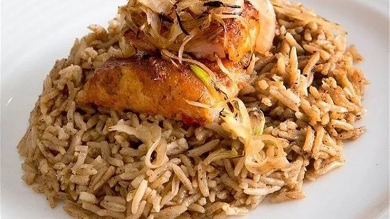 طريقة عمل الأرز البني مع فخد الدجاج
