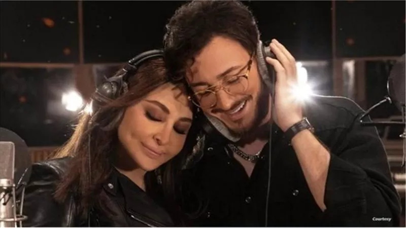 اليسا تحتفل بوصول 