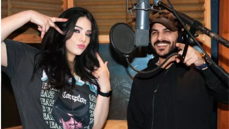 تبادل الرسايل الرومانسية بين محمد رشاد وخطيبته