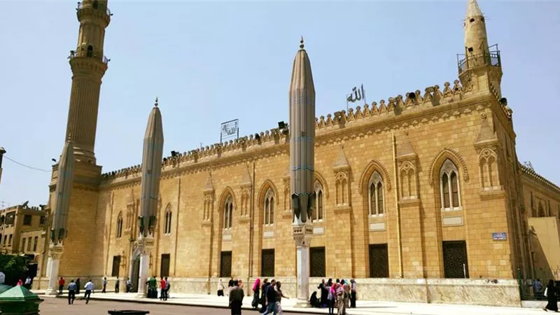الأوقاف تنفي إسناد إدارة مسجد الإمام الحسين إلى أي جهة