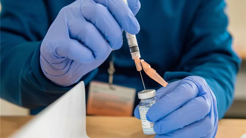 زامبيا تحث مواطنيها على تلقي لقاح كورونا للوصول إلى المنطقة الآمنة