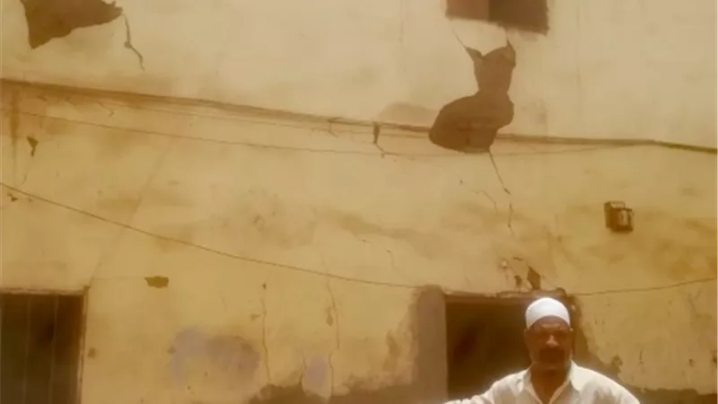 إخلاء عقار سكنى قديم آيل للسقوط لخطورته على المواطنين بمنطقة الشيخ موسى شمال الأقصر