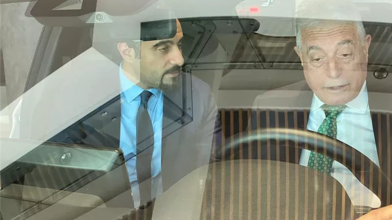 محافظ جنوب سيناء يعاين إحدى السيارات التي تعمل بالكهرباء استعدادا لتشغيلها بديلا عن التاكس استعدادا لمؤتمر تغير المناخ