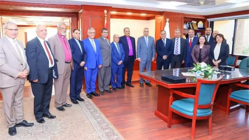 محافظ سوهاج يستقبل رئيس الطائفة الإنجيلية بمصر..صور