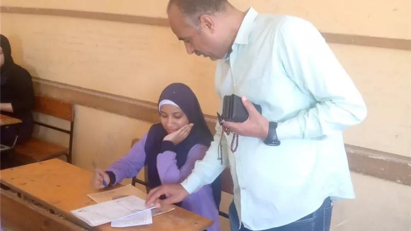 مدير تعليم السويس يطمئن على انتظام امتحانات آخر العام لصفوف النقل..صور