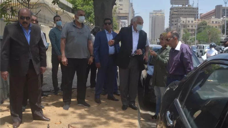 محافظ الجيزة.. رصف وتطوير محاور مرورية بالعديد من القطاعات لتيسير الحركة المرورية