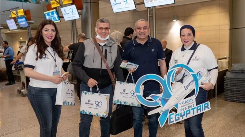 مصر للطيران تواصل احتفاليها مع المسافرين بعيدها الـ٩٠ فى المطارات وعلى متن الطائرات