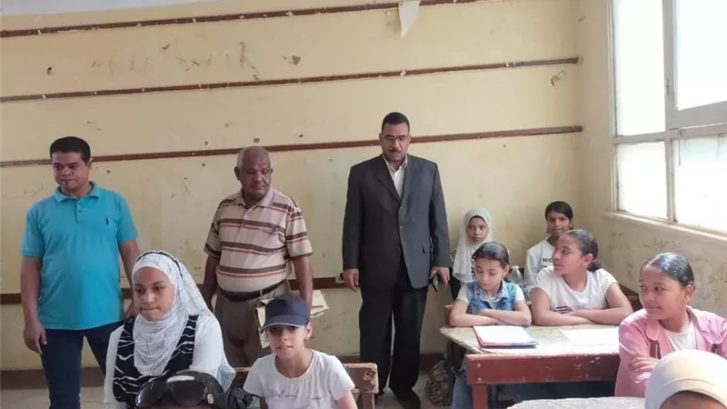 مدير تعليم قنا يتفقد امتحانات النقل للمرحلة الابتدائية