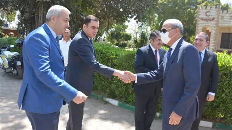 الهجان وسفير أذربيجان بالقاهرة يضعان أكليل من الزهور على تمثال الزعيم 