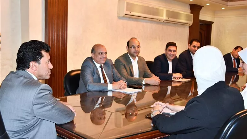 وزير الرياضة يلتقي شباب الباحثين المرشحين لتمثيل مصر بملتقي لندن للعلماء LIYSF