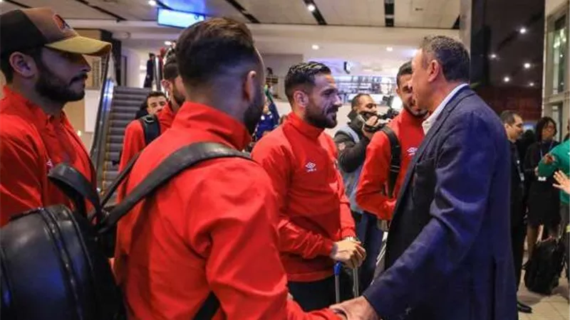 استعدادا لمواجهة وفاق سطيف.. الخطيب يُحذر لاعبى الأهلى قبل السفر للجزائر.. شاهد