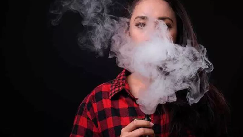 الخبراء يكشفون مفاجآت جديدة عن السجائر الإلكترونية حول خطرها على المراهقين