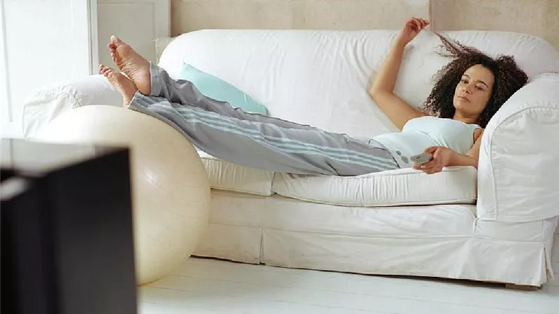 بلاش كسل.. 10 ساعات من الجلوس يومياً تساوى 8 سنوات شيخوخة أسرع