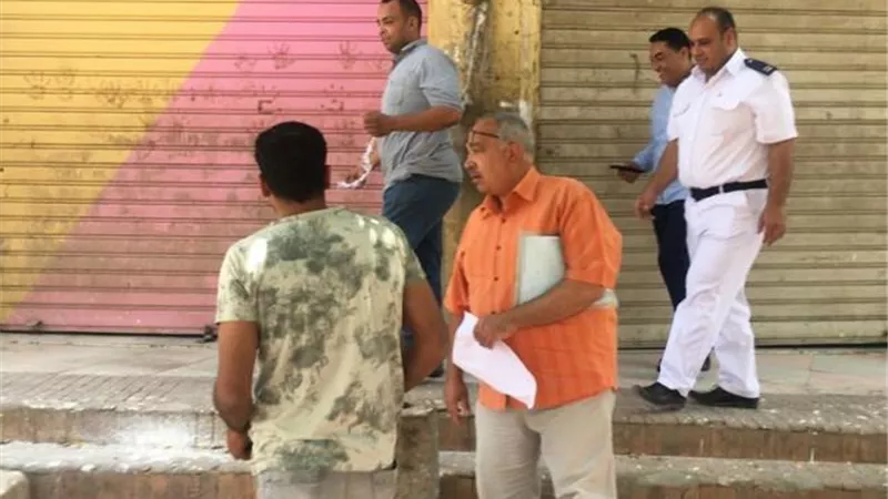جهاز مدينة الشروق ينفذ 18 قرار غلق وتشميع للمحلات بالتعاون مع شرطة التعمير.. بالصور