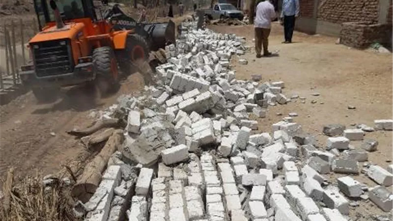 إزالة ١٠ حالات بالبناء المخالف بمراكز بالقرنة والبياضية وإسنا بالأقصر