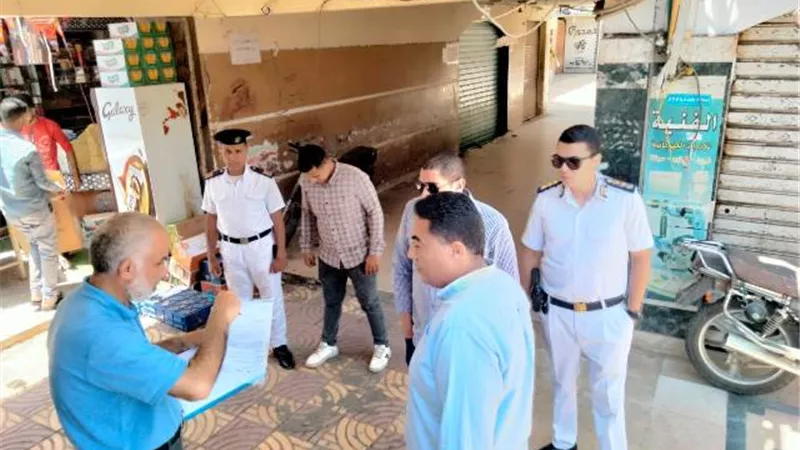 جهاز الشروق يغلق 6 محلات ويحرر 10 محاضر بالتعاون مع شرطة التعمير.. بالصور