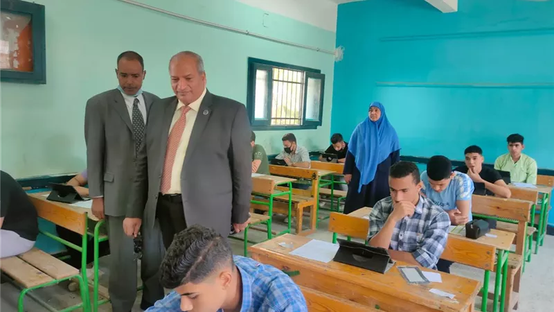 محافظ بني سويف يتابع امتحانات نهاية العام لطلاب الصف الأول الثانوي