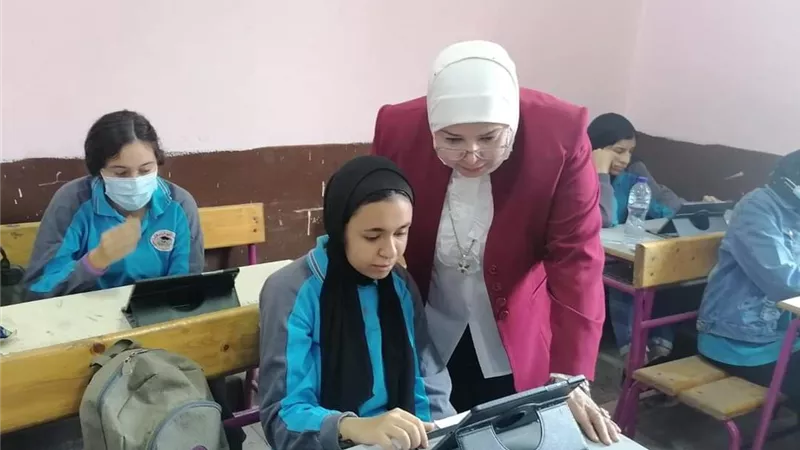 مدير عام إدارة المعادي التعليمية تتفقد سير الامتحانات ومتابعة تطبيق الإجراءات الاحترازية