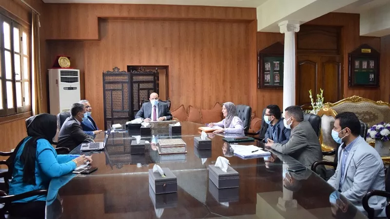 ماكينه لتعبئة الزبادى اوتوماتيكيا وزى لموظفى مركز المؤتمرات بجامعة بنى سويف
